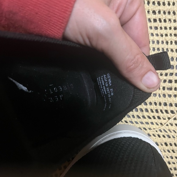 New Directions Womens size 8 worn once slip on shoes. - Picture 2 of 4